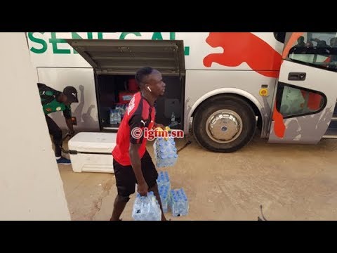 Entraînement des Lions : quand Sadio Mané décide de porter des packs d’eau pour soutenir les intendants