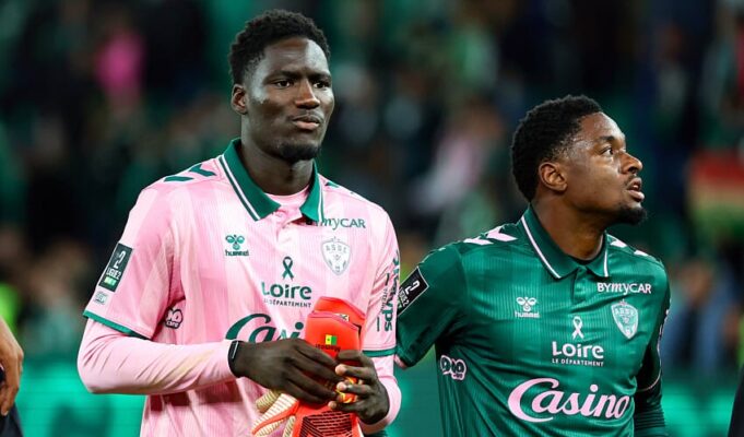 Mamour Ndiaye patron face au Red Star : le Sénégalais enflamme l’ASSE et séduit son vestiaire !